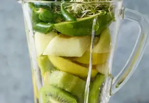 Avocado-Smoothie mit Basilikum