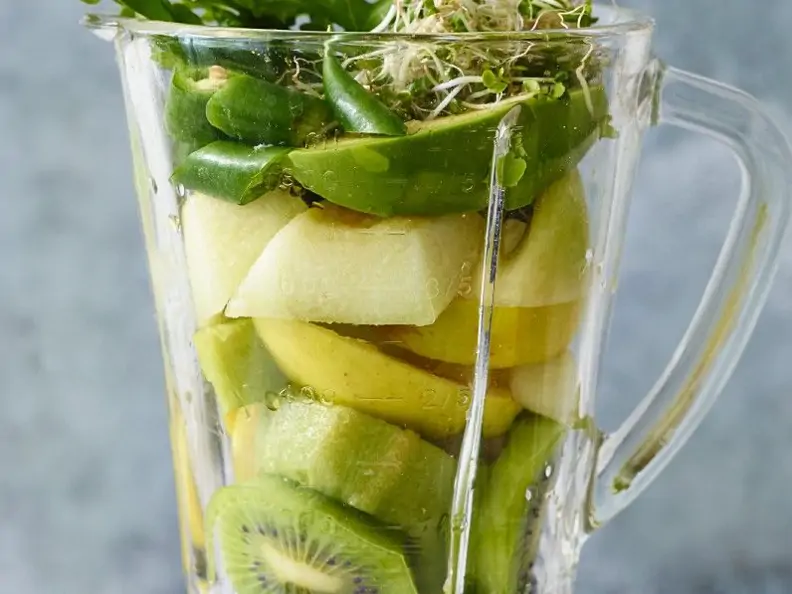 Avocado-Smoothie mit Basilikum