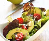 Salat mit Tomaten und Avocado