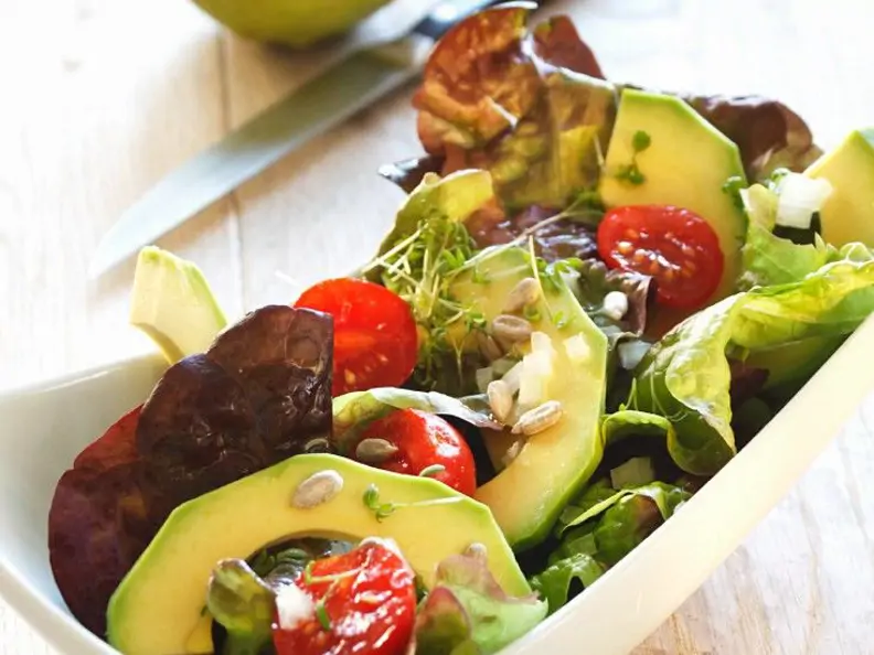 Salat mit Tomaten und Avocado