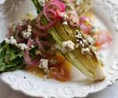 Gegrillter Salat mit Käse