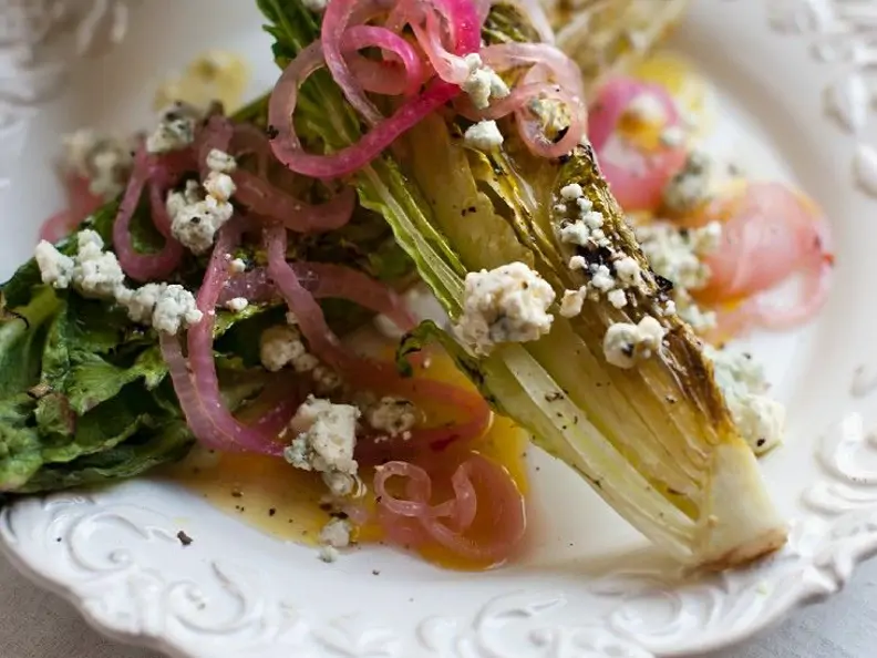 Gegrillter Salat mit Käse