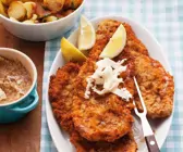 Panierte Schnitzel mit Kartoffeln