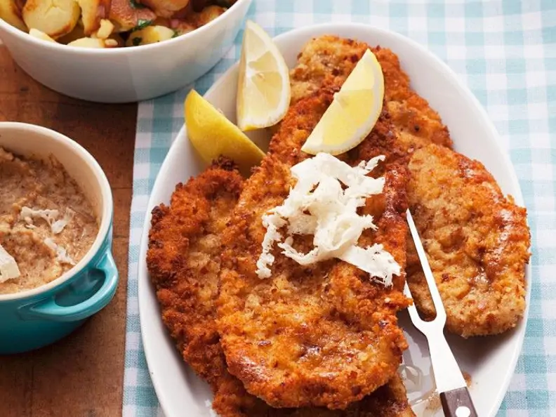 Panierte Schnitzel mit Kartoffeln