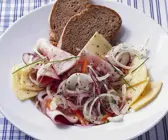 Wurstsalat mit Käse