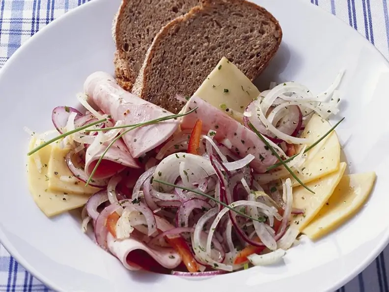 Wurstsalat mit Käse