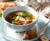 Rinderbouillon mit Pilzen und Grießklößchen