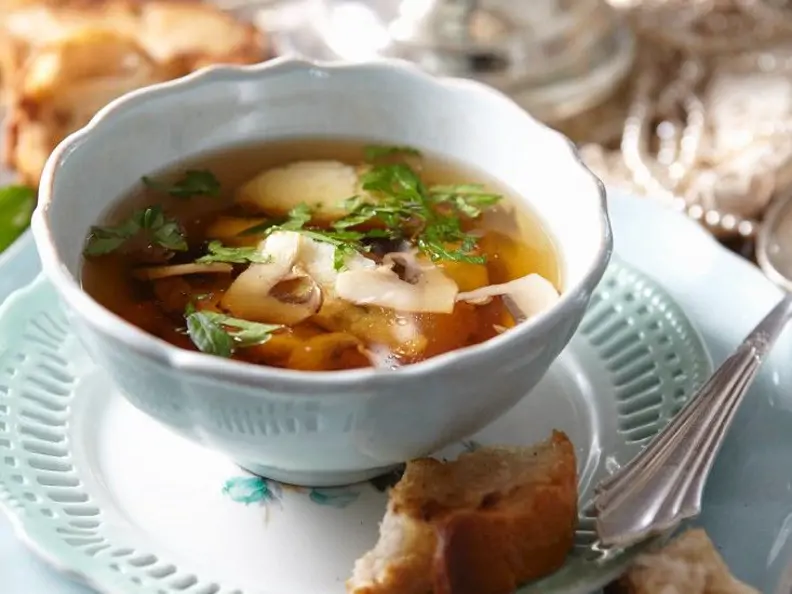 Rinderbouillon mit Pilzen und Grießklößchen