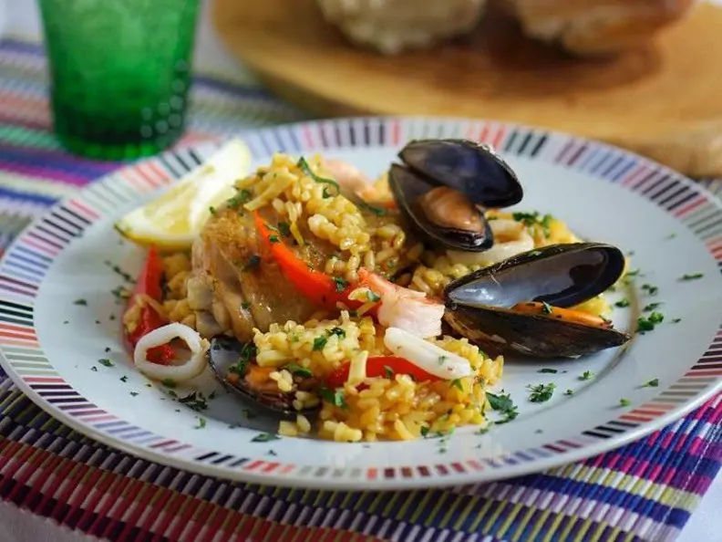 Meeresfrüchte-Paella mit Hähnchen
