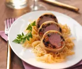 Nudel-Spanferkel-Röllchen auf Kraut