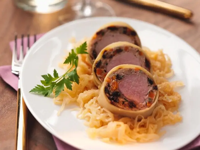 Nudel-Spanferkel-Röllchen auf Kraut