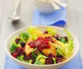 Salat mit paniertem Käse