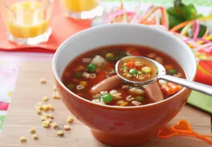 Gemüse-Buchstabensuppe mit Würstchen