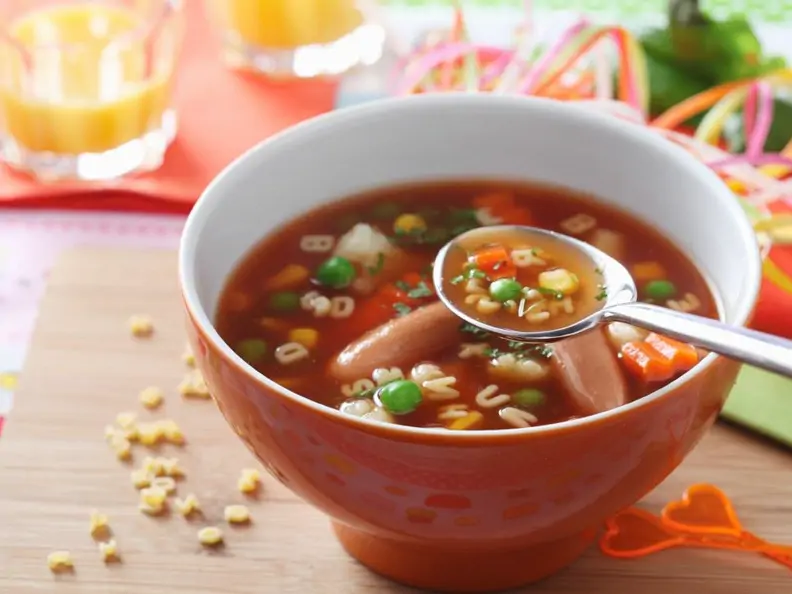 Gemüse-Buchstabensuppe mit Würstchen