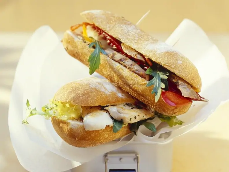 Hähnchen-Lamm-Sandwich