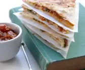 Quesadilla mit Tomatensauce