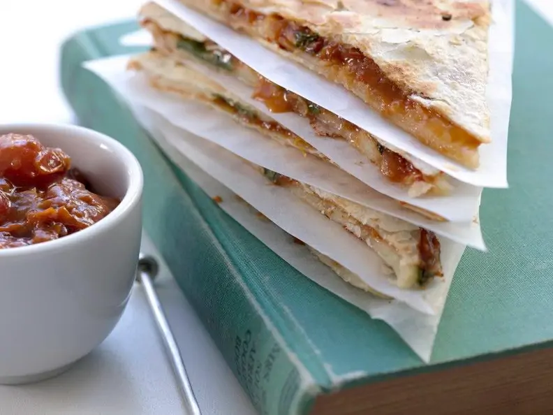 Quesadilla mit Tomatensauce