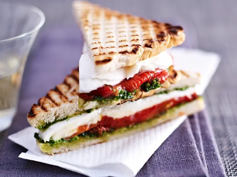 Tomaten-Mozzarella-Sandwiches
