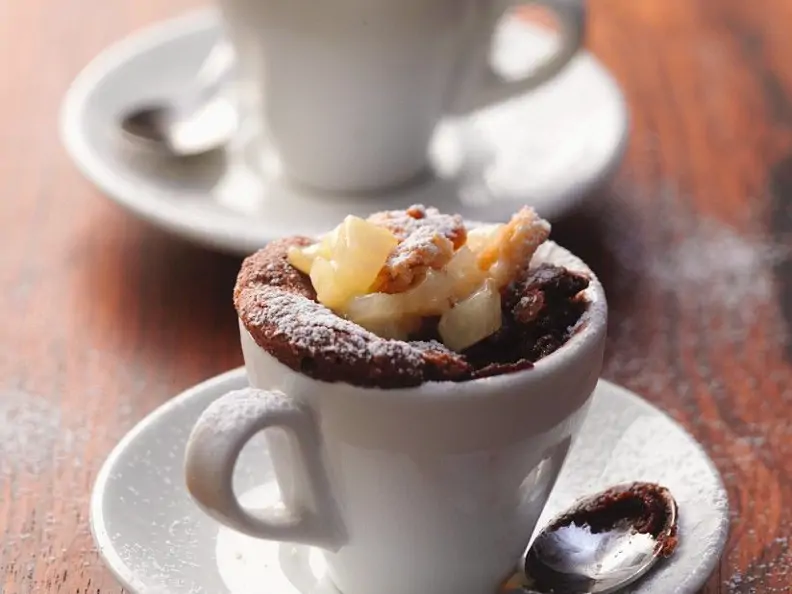 Schoko-Tassenkuchen mit Birne