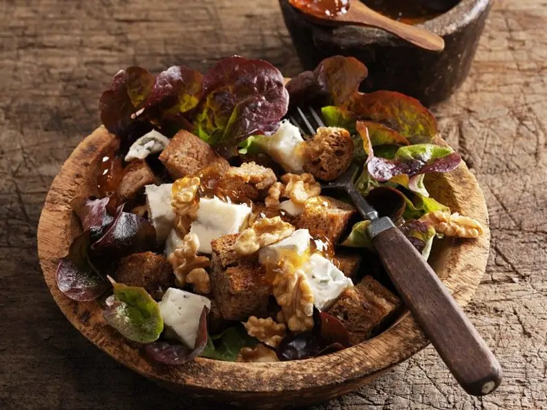 Brot-Käsesalat