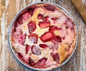 Laktosefreier Käsekuchen mit frischen Erdbeeren in einer Backform
