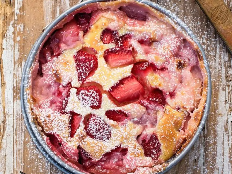 Laktosefreier Käsekuchen mit frischen Erdbeeren in einer Backform