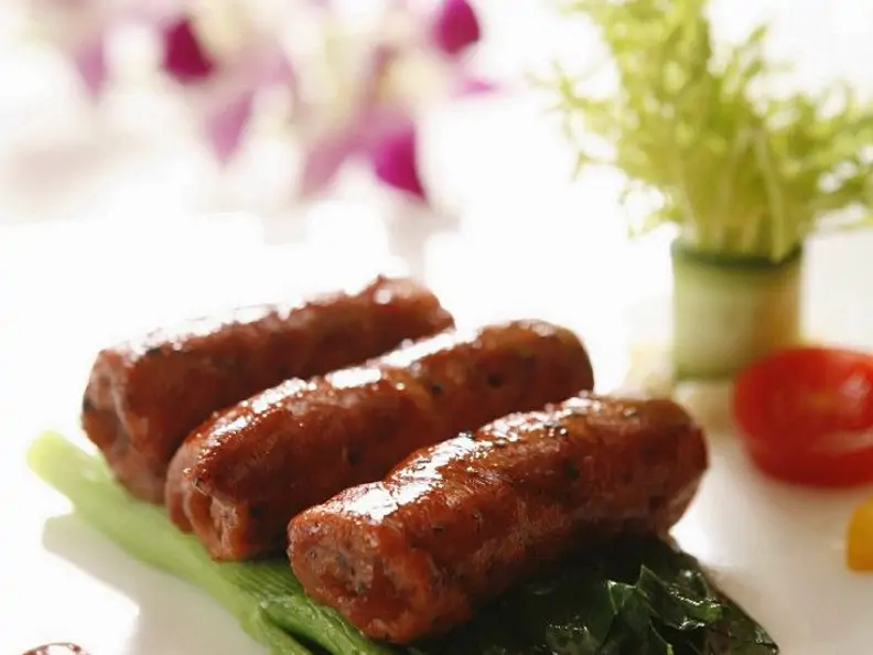 Asia-Fleischröllchen auf Paksoi