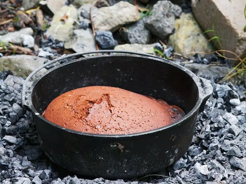 Schokokuchen über dem Feuer gebacken