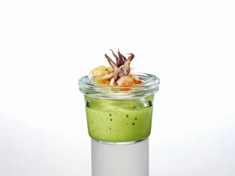 Joghurt-Basilikum-Lassi mit Tintenfisch