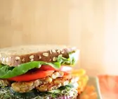 Tempeh-Gemüse-Sandwich