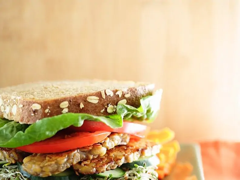 Tempeh-Gemüse-Sandwich