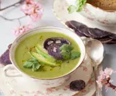 Kartoffel-Gemüsesuppe mit Avocado