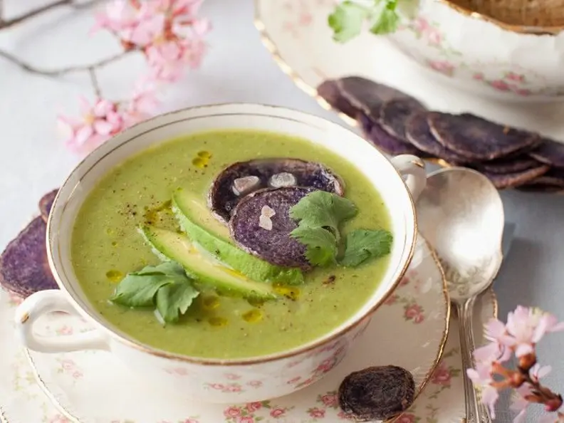 Kartoffel-Gemüsesuppe mit Avocado