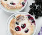 Quarkauflauf mit schwarzen Johannisbeeren