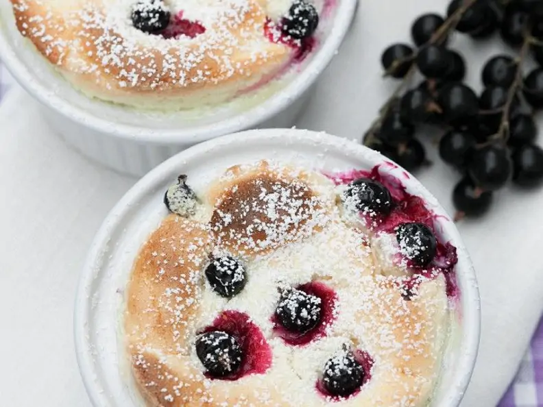 Quarkauflauf mit schwarzen Johannisbeeren