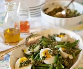 Bohnen mit Ei und Kräutersauce
