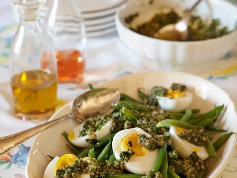 Bohnen mit Ei und Kräutersauce