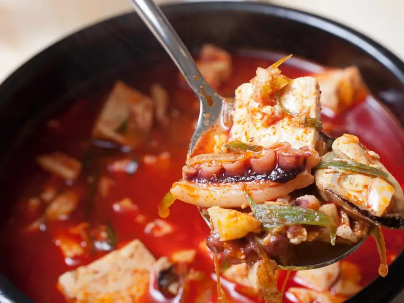 Meeresfrüchtesuppe mit Tofu