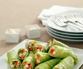 Salatröllchen mit hähnchenfüllung