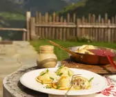 Mit Sauerkraut und Speck gefüllte Teigtaschen