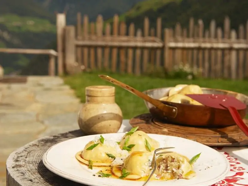 Mit Sauerkraut und Speck gefüllte Teigtaschen