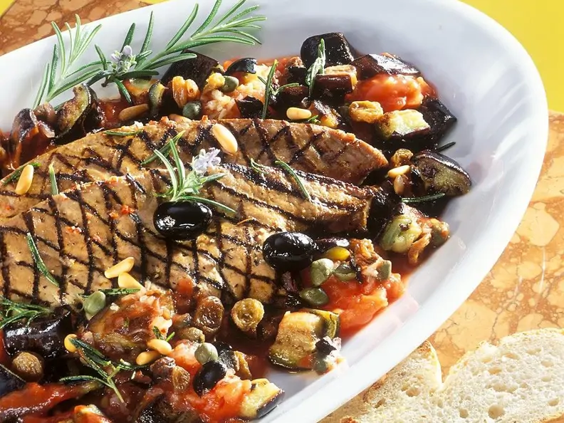 Mediterranes Gemüse mit gegrillter Leber
