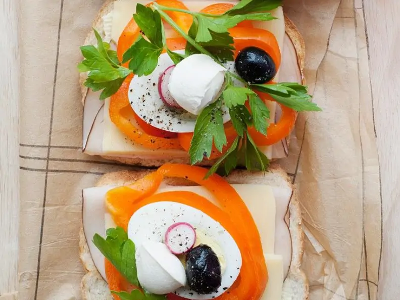 Gemüsesandwich mit Mozzarella