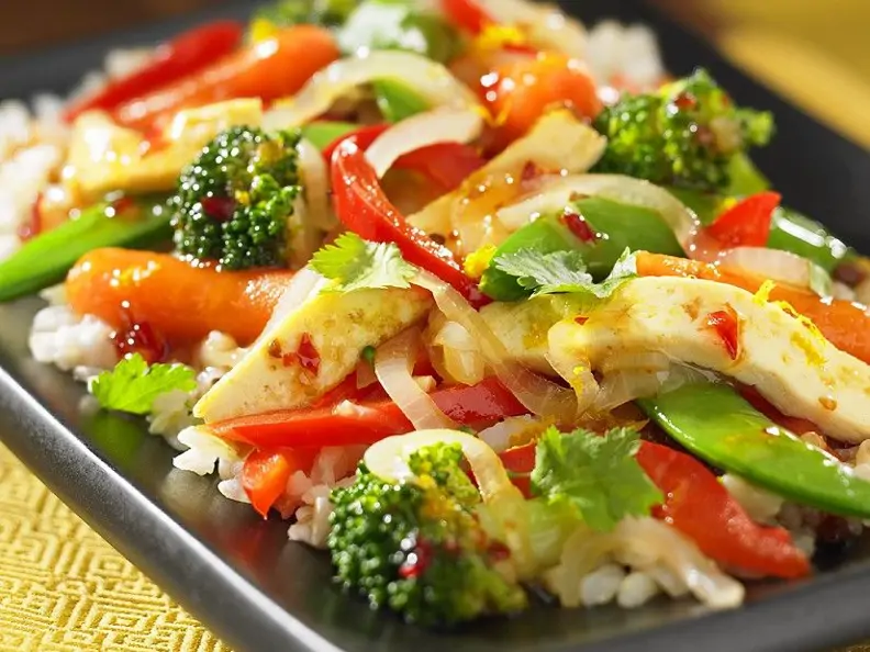 Gebratenes Gemüse mit Tofu