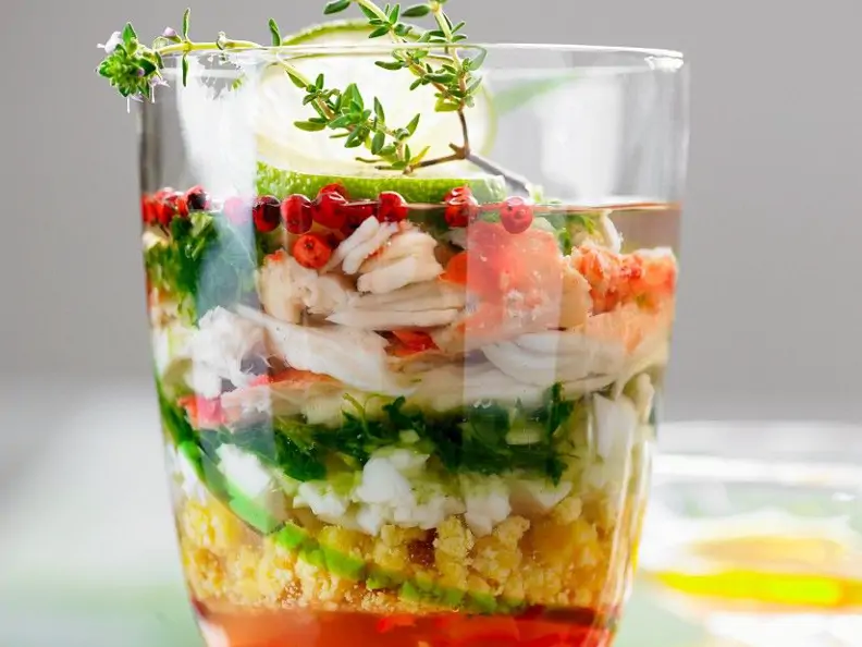 Geschichtetes Gelee mit Krebsfleisch und Ei