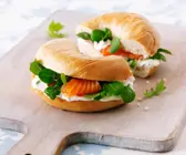 Laktosefreie Lachs-Bagels