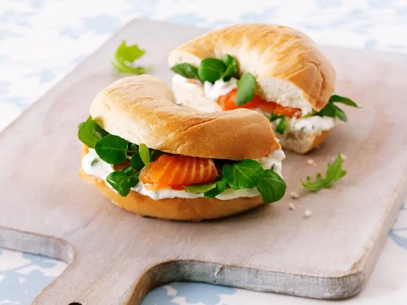 Laktosefreie Lachs-Bagels