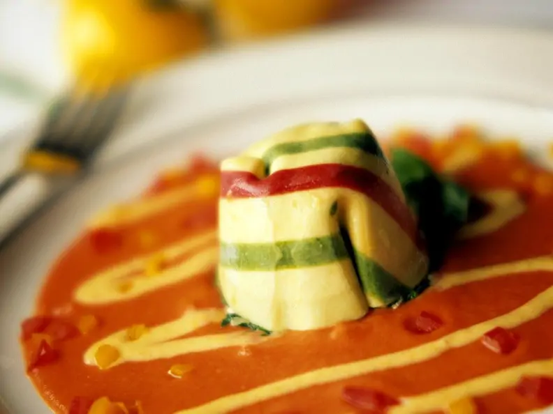 Nudeltasche mit Tomatensauce