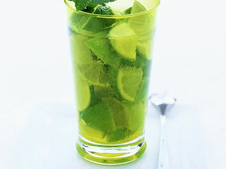 Limetten-Melisse-Cocktail