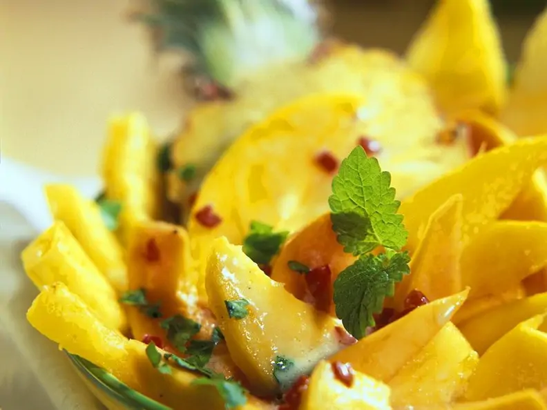 Obstsalat mit exotischen Früchten